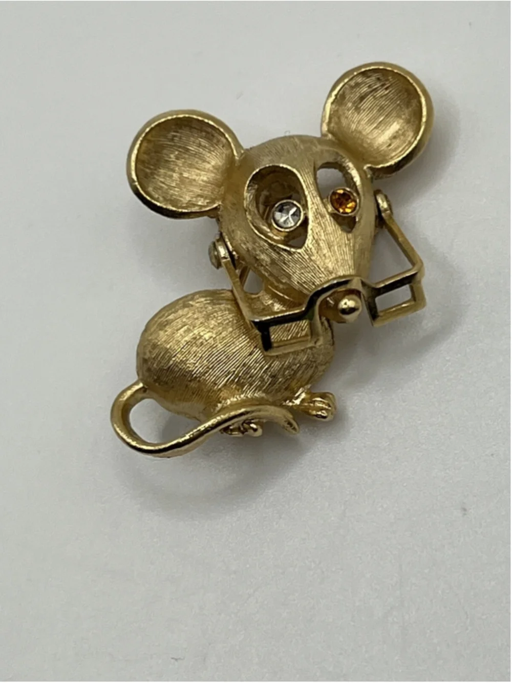 VINTAGE AVON MOUSE WITH MOVABLE GLASSES BROOCH PIN GOLD TONE RHINESTONE EYES